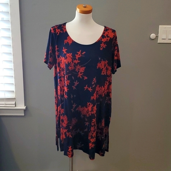 ellos Tops - Vibrant Navy floral tunic (NWT)